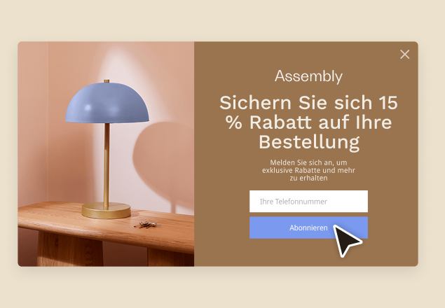 Ein Beispiel für ein eingebettetes Mailchimp-Popup-Formular. Dieses fiktive Formular, in dem ein Haushaltswarengeschäft namens Assembly vorgestellt wird, bietet Website-Besuchern bei Registrierung für den Erhalt von Marketing-Updates an ihre Telefonnummer 15 % Rabatt. 
