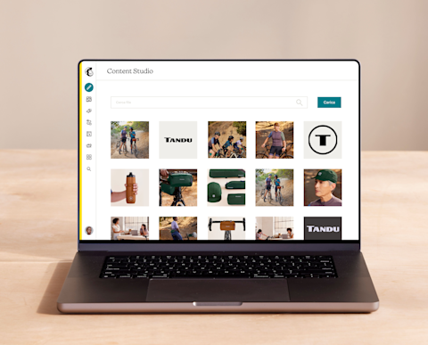 Laptop aperto su Content Studio di Mailchimp pieno di risorse di marketing.