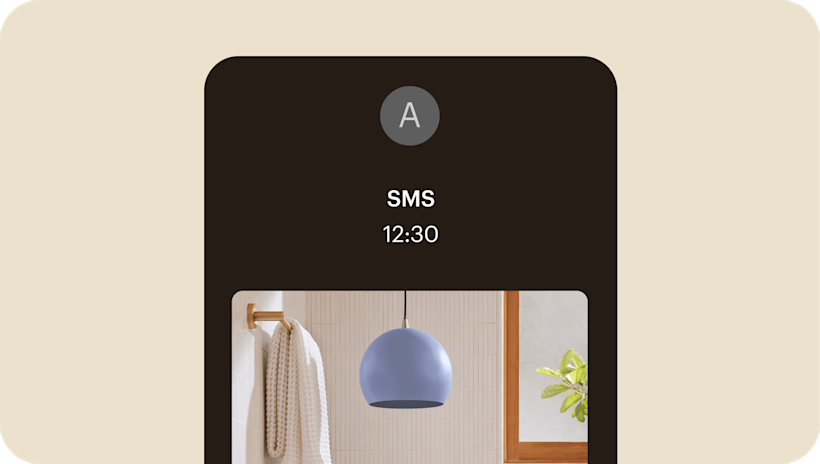 Image d'une interface SMS abstraite de la marque fictive Assembly. Le visuel montre comment les utilisateurs peuvent explorer les bonnes pratiques à suivre dans leurs campagnes SMS et découvrir comment les utiliser efficacement. 