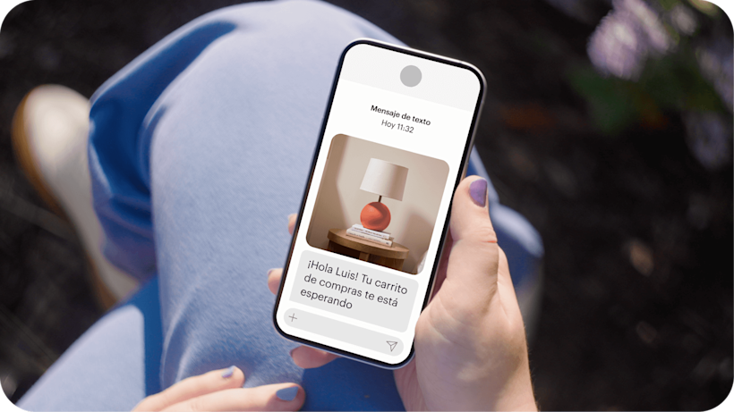 Imagen que representa a una persona sosteniendo un teléfono inteligente que muestra un mensaje de texto de la marca ficticia Assembly. La imagen demuestra cómo los negocios pueden aumentar las ventas con automatizaciones de carritos abandonados y recuperar oportunidades de venta perdidas.