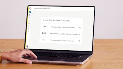 Un ordinateur portable qui affiche la segmentation prédictive et la probabilité d'acheter à nouveau
