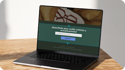 Laptop sobre una mesa de madera que muestra un formulario emergente en un sitio web de <em>e-commerce</em>, que ofrece a los visitantes la oportunidad de suscribirse al boletín de la marca proporcionando su dirección de correo electrónico. 