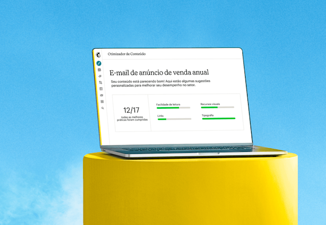 Notebook aberto em uma plataforma amarela contra um céu azul exibindo o construtor de segmentos avançados do Mailchimp na tela.