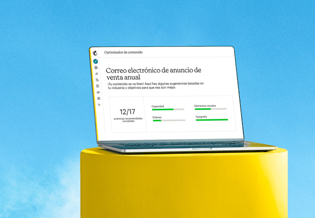 Computadora portátil abierta en una plataforma amarilla contra un cielo azul que muestra el creador de segmento avanzado de Mailchimp en la pantalla