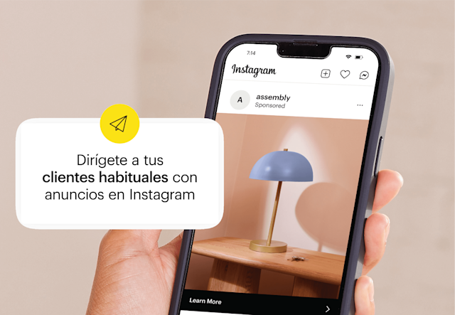 Interfaz de la aplicación de Instagram que muestra una publicación patrocinada sobre cómo dirigirse a clientes habituales, con una lámpara de escritorio azul en el fondo