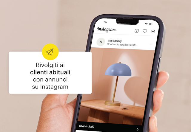 Interfaccia dell'app di Instagram che mostra un post sponsorizzato sul targeting dei clienti abituali, con una lampada da scrivania blu sullo sfondo