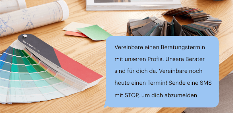 SMS-Blase vor dem Schreibtisch eines Innenarchitekten