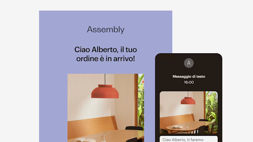 Una moderna sala da pranzo con tavoli in legno, sedie nere e lampade a sospensione color corallo. Sullo sfondo è visibile una finestra con vegetazione.