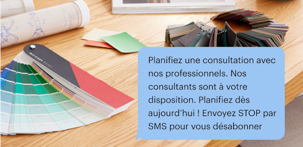 Bulle SMS sur fond de bureau d'architecte d'intérieur