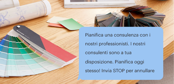 Fumetto SMS sullo sfondo della scrivania di un interior designer